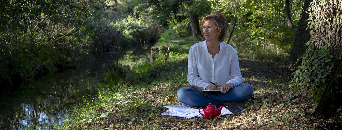 Debora Bottà nel parco mentre scrive il suo libro