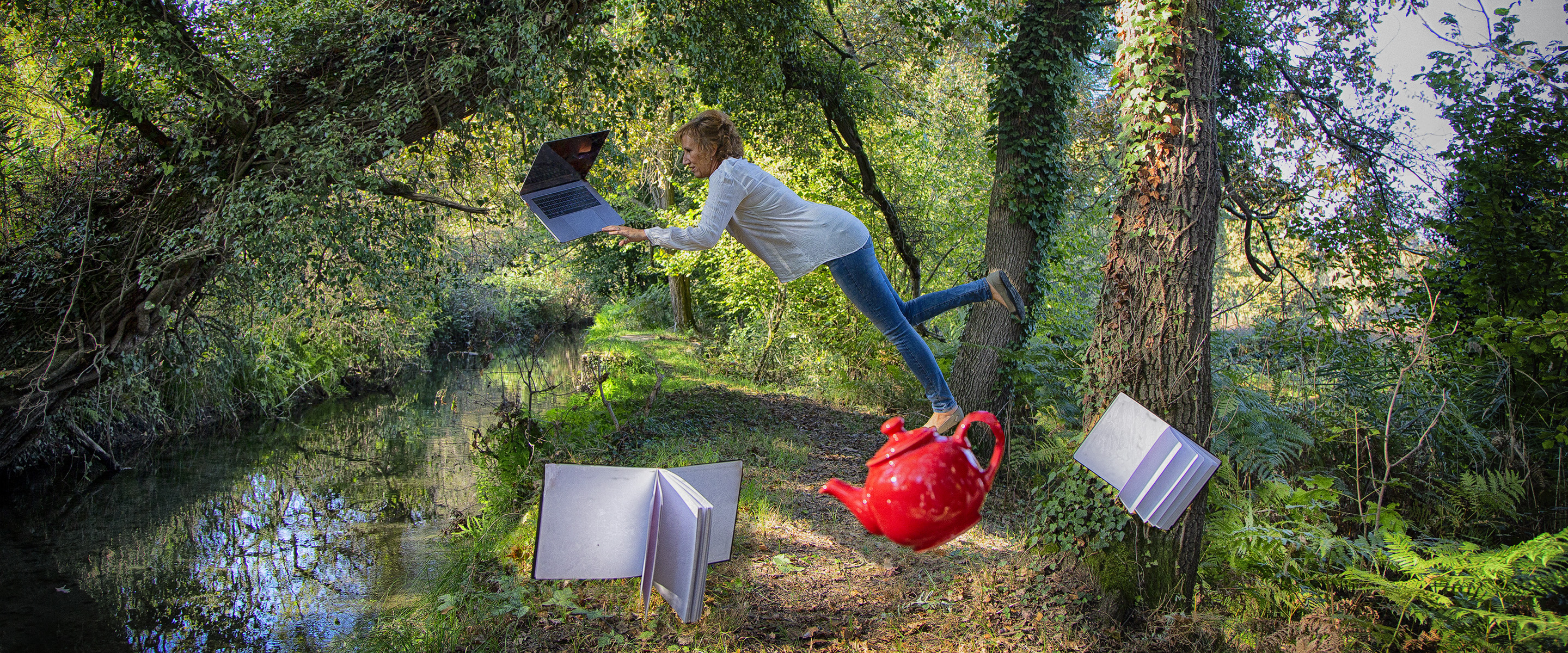 Debora Bottà mentre scrive il libro in equilibrio tra tecnologia e natura